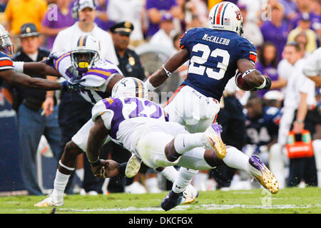 22 octobre 2011 - Baton Rouge, Louisiane, États-Unis d'Amérique - linebacker Ryan Baker (22) de la LSU Tigers ne Onterio McCalebb running back (23) de l'Auburn Tigers durant la seconde moitié du jeu. LSU Tigers Tigres Auburn battu 45-10. (Crédit Image : © Gus Escanelle ZUMAPRESS.com)/Southcreek/ Banque D'Images