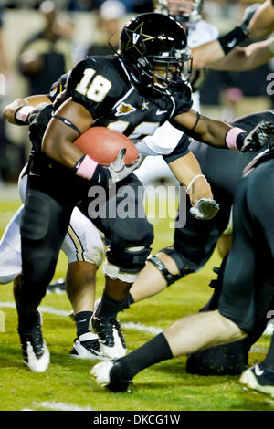 22 octobre 2011 - Nashville, Tennessee, États-Unis - Vanderbilt Commodores d'utiliser de nouveau Jerron Seymour (18) exécute pour progresse au premier semestre. Vanderbilt Commodores mènent l'armée de chevaliers noirs 23 - 6 à la moitié au stade Vanderbilt à Nashville, TN (crédit Image : © Allan Wagner/Southcreek/ZUMAPRESS.com) Banque D'Images