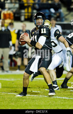 22 octobre 2011 - Nashville, Tennessee, États-Unis - Vanderbilt Commodores quarterback Jordanie Rodgers (11) avec l'un de ses 18 tentatives au premier semestre. Vanderbilt Commodores mènent l'armée de chevaliers noirs 23 - 6 à la moitié au stade Vanderbilt à Nashville, TN (crédit Image : © Allan Wagner/Southcreek/ZUMAPRESS.com) Banque D'Images