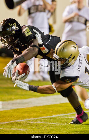 22 octobre 2011 - Nashville, Tennessee, États-Unis - Vanderbilt Commodores running back Zac Stacy (2) plonge pour un touché au 3ème trimestre. Le Vanderbilt Commodores défait les Black Knights de l'Armée de terre 44 - 21 Stade de Vanderbilt à Nashville, TN (crédit Image : © Allan Wagner/Southcreek/ZUMAPRESS.com) Banque D'Images