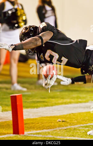 22 octobre 2011 - Nashville, Tennessee, États-Unis - Vanderbilt Commodores running back Zac Stacy (2) plonge pour un touché au 3ème trimestre. Le Vanderbilt Commodores défait les Black Knights de l'Armée de terre 44 - 21 Stade de Vanderbilt à Nashville, TN (crédit Image : © Allan Wagner/Southcreek/ZUMAPRESS.com) Banque D'Images