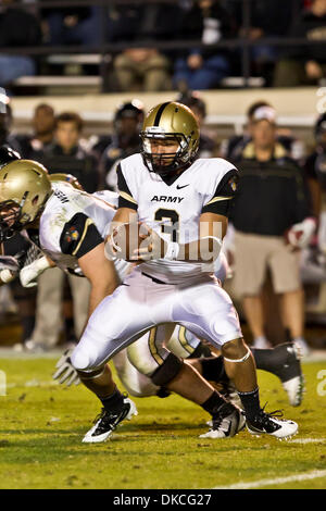 22 octobre 2011 - Nashville, Tennessee, États-Unis - Army Black Knights quarterback Angel Santiago (3) se prépare pour un transfert de contrôle. Le Vanderbilt Commodores défait les Black Knights de l'Armée de terre 44 - 21 Stade de Vanderbilt à Nashville, TN (crédit Image : © Allan Wagner/Southcreek/ZUMAPRESS.com) Banque D'Images