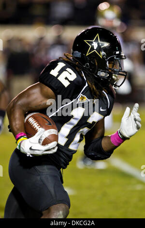 22 octobre 2011 - Nashville, Tennessee, États-Unis - Vanderbilt Commodores arrière défensif Steven Clarke (12) avait deux retours de lancement pour 40 yards. Le Vanderbilt Commodores défait les Black Knights de l'Armée de terre 44 - 21 Stade de Vanderbilt à Nashville, TN (crédit Image : © Allan Wagner/Southcreek/ZUMAPRESS.com) Banque D'Images