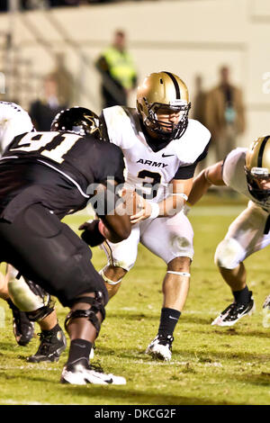 22 octobre 2011 - Nashville, Tennessee, États-Unis - Army Black Knights quarterback Angel Santiago (3) a couru 6 fois pour 21 yards et un TD. Le Vanderbilt Commodores défait les Black Knights de l'Armée de terre 44 - 21 Stade de Vanderbilt à Nashville, TN (crédit Image : © Allan Wagner/Southcreek/ZUMAPRESS.com) Banque D'Images