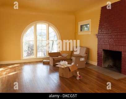 Une salle vide dans une maison d'habitation et des boîtes en carton qui suggère quelqu'un se déplace vers l'intérieur ou l'extérieur. Banque D'Images