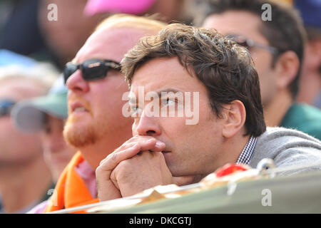 Le 23 octobre 2011 - East Rutherford, New Jersey, États-Unis - l'acteur Jimmy Fallon et le Chef Mario Battelli watch National Football League l'action au stade de la métropolitaine à East Rutherford dans le New Jersey New York trails San Diego à la mi-temps 14 à 10 (Crédit Image : © Brooks von Arx/ZUMAPRESS.com)/Southcreek Banque D'Images