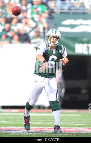 Le 23 octobre 2011 - East Rutherford, New Jersey, États-Unis - New York Jets quarterback Mark Sanchez (6) dans la Ligue nationale de football l'action au stade de la métropolitaine à East Rutherford dans le New Jersey New York bat San Diego 27 à 21 (Crédit Image : © Brooks von Arx/ZUMAPRESS.com)/Southcreek Banque D'Images