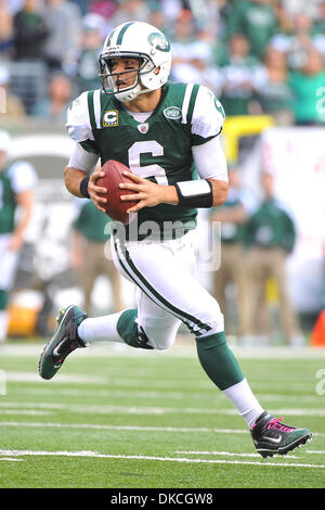 Le 23 octobre 2011 - East Rutherford, New Jersey, États-Unis - New York Jets quarterback Mark Sanchez (6) dans la Ligue nationale de football l'action au stade de la métropolitaine à East Rutherford dans le New Jersey New York bat San Diego 27 à 21 (Crédit Image : © Brooks von Arx/ZUMAPRESS.com)/Southcreek Banque D'Images