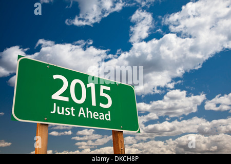 2015 juste avant panneau vert plus de nuages spectaculaires et le ciel. Banque D'Images