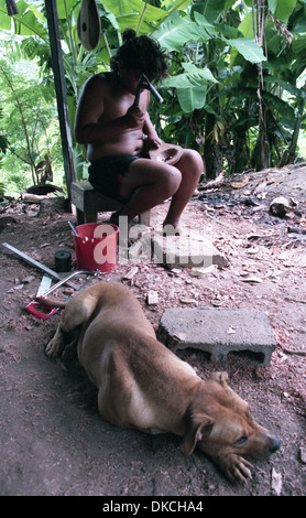 Originaire des Îles faisant un ukulélé tahitien. Papete. Haïti. UKULELE TAHITIEN 4 Cordes Banque D'Images