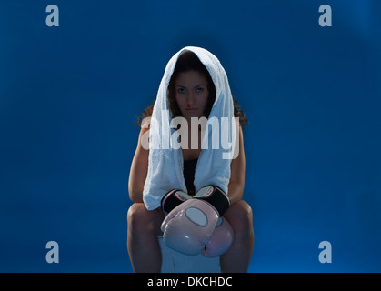 Studio portrait of female boxer rose avec des gants de boxe Banque D'Images