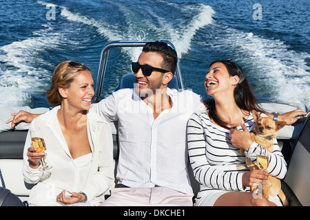 Jeune homme sur le bateau avec les bras autour de la femme, Gavle, Suède Banque D'Images