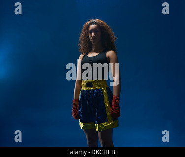 Studio portrait of female boxer dans les bandages main Banque D'Images