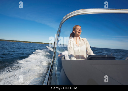 Jeune femme bateau de direction, Gavle, Suède Banque D'Images