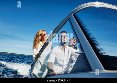 Les jeunes adultes sur le bateau, Gavle, Suède Banque D'Images