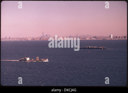 Propriété de la VILLE DE NEW YORK DES CAP DU BATEAU POUR UNE IMMERSION DANS LA BAIE DE NEW YORK AVEC Rockaway Beach, Long Island, à... 555800 Banque D'Images