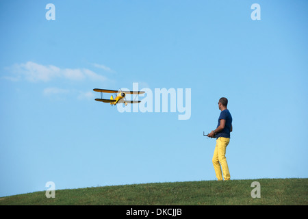 Man flying model plane Banque D'Images