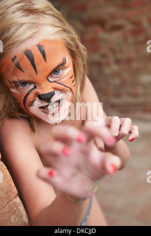 Fille avec la peinture du visage imitant tiger Banque D'Images