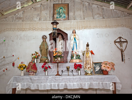 Modifier d'une église catholique dans un village isolé sur l'île de Luzon, aux Philippines. Banque D'Images