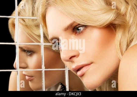 Portrait of woman posing contre mirror Banque D'Images