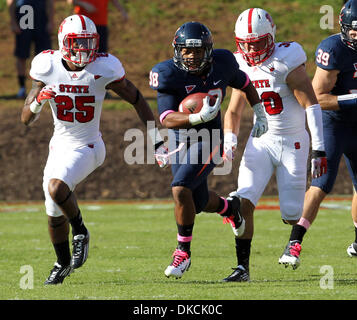 22 octobre 2011 - Charlottesville, Virginie, États-Unis - Virginia Cavaliers exécutant retour KHALEK SHEPHERD (38) passe devant la North Carolina State Wolfpack coffre DONTAE JOHNSON (25) et North Carolina State Wolfpack coffre Brandan Bishop (30) au cours d'un match de football de la NCAA à la Scott Stadium. NC State a battu Virginia 28-14. (Crédit Image : © Andrew Shurtleff/ZUMAPRESS.com) Banque D'Images