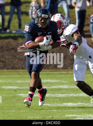 22 octobre 2011 - Charlottesville, Virginie, États-Unis - Virginia Cavaliers exécutant retour KHALEK SHEPHERD (38) est abordé par North Carolina State Wolfpack coffre Dontae Johnson (25) au cours d'un match de football de la NCAA à la Scott Stadium. NC State a battu Virginia 28-14. (Crédit Image : © Andrew Shurtleff/ZUMAPRESS.com) Banque D'Images