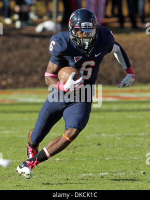 22 octobre 2011 - Charlottesville, Virginie, États-Unis - Virginia Cavaliers wide receiver DARIUS JENNINGS (6) exécute la balle pendant un NCAA football match contre les North Carolina State Wolfpack au Scott Stadium. NC State a battu Virginia 28-14. (Crédit Image : © Andrew Shurtleff/ZUMAPRESS.com) Banque D'Images