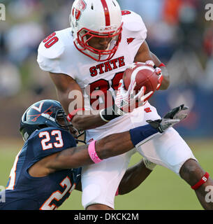 22 octobre 2011 - Charlottesville, Virginie, États-Unis - North Carolina State wide receiver BRYAN UNDERWOOD (80) fait une capture de toucher à côté de Virginia Cavaliers Dom Joseph évoluait (23) au cours d'un match de football de la NCAA à la Scott Stadium. NC State a battu Virginia 28-14. (Crédit Image : © Andrew Shurtleff/ZUMAPRESS.com) Banque D'Images