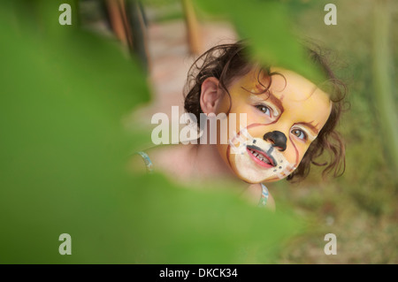 Fille avec la peinture du visage d'animal Banque D'Images