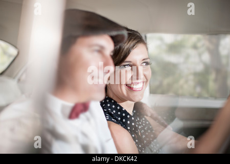 Close up of couple en voiture d'époque Banque D'Images