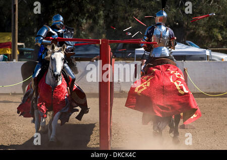 22 octobre 2011 - Poway, Californie, États-Unis - Breakaway lances se brisent pendant le cinquième tournoi annuel de la joute de Phoenix au rodéo de Poway. Sanctionné par le Royal Armouries, le plus ancien musée en Angleterre, et affilié à l'International Jousting League, le tournoi de la Phoenix attire des coureurs qualifiés du monde entier qui participent au milieu Ag Banque D'Images