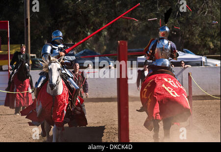 22 octobre 2011 - Poway, Californie, USA - Breakaway lances se brisent pendant le cinquième tournoi annuel de la joute de Phoenix au rodéo de Poway. Sanctionné par le Royal Armouries, le plus ancien musée en Angleterre, et affilié à l'International Jousting League, le tournoi de la Phoenix attire des coureurs qualifiés du monde entier qui participent à l'âge moyen Banque D'Images