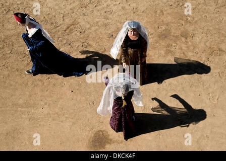 22 octobre 2011 - Poway, Californie, USA - Mesdames attendent le début de la joute au cinquième tournoi annuel de la joute de Phoenix au rodéo de Poway. Sanctionné par le Royal Armouries, le plus ancien musée en Angleterre, et affilié à l'International Jousting League, le tournoi de la Phoenix attire des coureurs qualifiés du monde entier qui sont en concurrence dans le milieu Banque D'Images