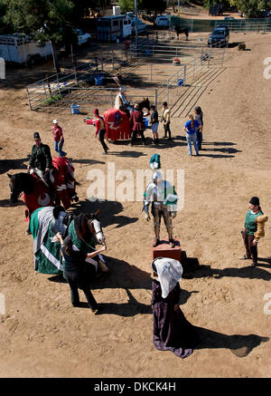 22 octobre 2011 - Poway, Californie, Etats-Unis - un chevalier attend pour monter sa monture au cinquième tournoi annuel de la joute de Phoenix au rodéo de Poway. Sanctionné par le Royal Armouries, le plus ancien musée en Angleterre, et affilié à l'International Jousting League, le tournoi de la Phoenix attire des coureurs qualifiés du monde entier qui participent à la Middl Banque D'Images