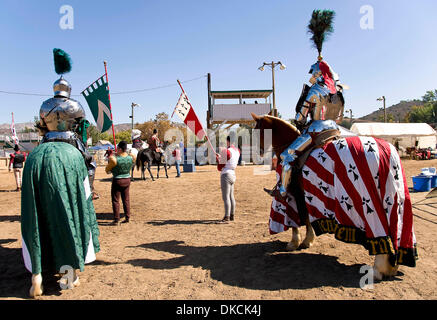 22 octobre 2011 - Poway, Californie, USA - Attendre d'entrer dans la scène de joute au cours du cinquième tournoi annuel de la joute de Phoenix au rodéo de Poway. Sanctionné par le Royal Armouries, le plus ancien musée en Angleterre, et affilié à l'International Jousting League, le tournoi de la Phoenix attire des coureurs qualifiés de partout dans le monde qui font de la compétition i Banque D'Images