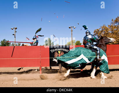 22 octobre 2011 - Poway, Californie, USA - Breakaway lances se brisent pendant le cinquième tournoi annuel de la joute de Phoenix au rodéo de Poway. Sanctionné par le Royal Armouries, le plus ancien musée en Angleterre, et affilié à l'International Jousting League, le tournoi de la Phoenix attire des coureurs qualifiés du monde entier qui participent à l'âge moyen Banque D'Images