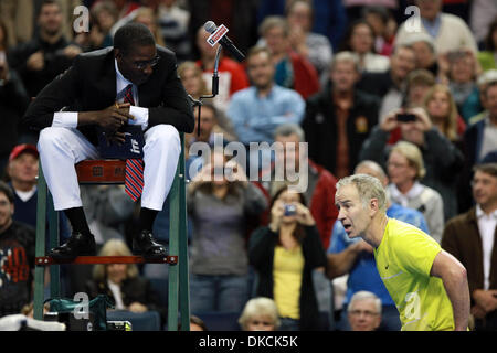 22 octobre 2011 - Buffalo, New York, États-Unis - USA's John McEnroe (droite) réagir sur une décision rendue par le fonctionnaire (à gauche) au cours de la série de coupe Tennis HSBC au First Niagara Center à Buffalo, NY, le 22 octobre 2011 (Crédit Image : © Nick Serrata/Eclipse/ZUMAPRESS.com) Banque D'Images