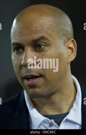 22 octobre 2011 - Stanford, Californie, États-Unis - ex-tight end Stanford et actuel maire de Newark, NJ Cory Booker, entretiens avec les fonctionnaires au cours de Stanford la NCAA football match entre le Stanford Cardinal et les Washington Huskies au stade de Stanford à Stanford, CA. Acheminés vers Washington 65-21 Stanford. (Crédit Image : © Matt Cohen/Southcreek/ZUMAPRESS.com) Banque D'Images