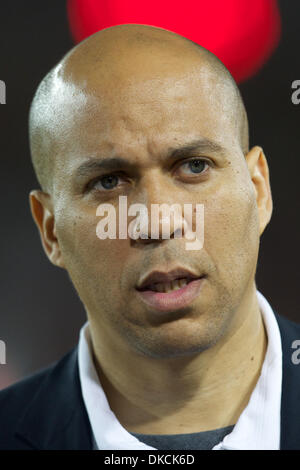 22 octobre 2011 - Stanford, Californie, États-Unis - ex-tight end Stanford et actuel maire de Newark, NJ Cory Booker, entretiens avec les fonctionnaires au cours de Stanford la NCAA football match entre le Stanford Cardinal et les Washington Huskies au stade de Stanford à Stanford, CA. Acheminés vers Washington 65-21 Stanford. (Crédit Image : © Matt Cohen/Southcreek/ZUMAPRESS.com) Banque D'Images