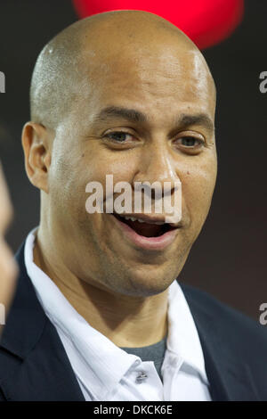 22 octobre 2011 - Stanford, Californie, États-Unis - ex-tight end Stanford et actuel maire de Newark, NJ Cory Booker, entretiens avec les fonctionnaires au cours de Stanford la NCAA football match entre le Stanford Cardinal et les Washington Huskies au stade de Stanford à Stanford, CA. Acheminés vers Washington 65-21 Stanford. (Crédit Image : © Matt Cohen/Southcreek/ZUMAPRESS.com) Banque D'Images
