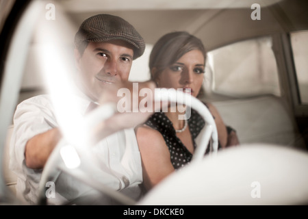 Couple in vintage car Banque D'Images