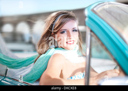 Close up of woman driving convertible vintage Banque D'Images