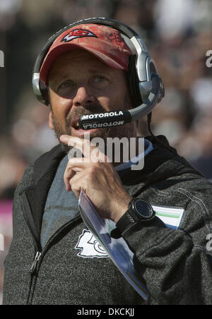 Le 23 octobre 2011 - Oakland, CA, USA - Oakland Raiders vs Kansas City Chiefs à O.co Coliseum Dimanche, Octobre 23, 2011.Chiefs battre Raiders 28-0. L'entraîneur-chef des chefs Todd Haley. (Crédit Image : © Al/ZUMAPRESS.com) Golub Banque D'Images