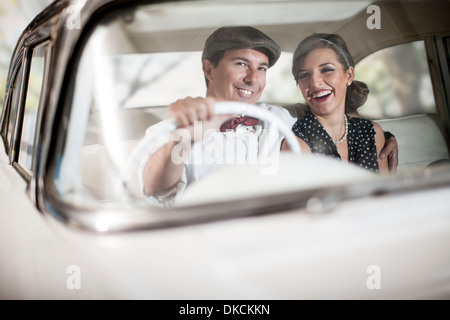 Couple in vintage car Banque D'Images