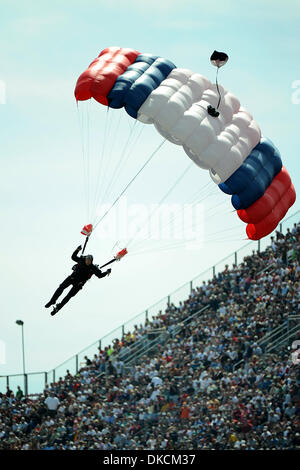 Le 23 octobre 2011 - Talladega, Alabama, États-Unis - un sky diver durant la cérémonie à la course Good Sam Club 500 à Talladega Superspeedway à Talladega en Alabama. (Crédit Image : © Marty/ZUMAPRESS.com) Torybag/Southcreek Banque D'Images