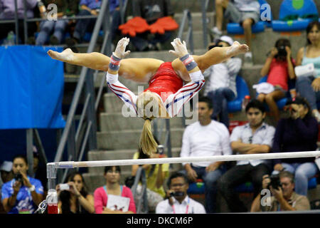 24 octobre 2011 - Guadalajara, Jalisco, Mexique - USA gymnaste SHAWN JOHNSON joue sur les barres asymétriques au cours de la compétition par équipe des Jeux Panaméricains de 2011. Les États-Unis ont pris la médaille d'or en gymnastique artistique féminine (crédit Image : ©/ZUMAPRESS.com) Breningstall Jeremy Banque D'Images