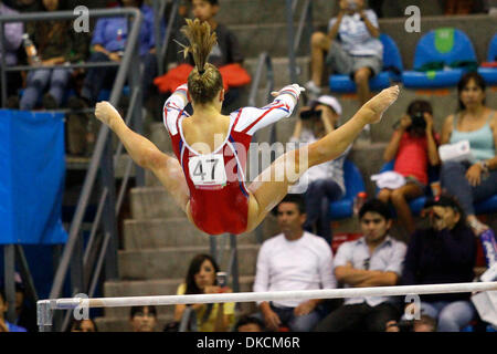 24 octobre 2011 - Guadalajara, Jalisco, Mexique - USA gymnaste SHAWN JOHNSON joue sur les barres asymétriques au cours de la compétition par équipe des Jeux Panaméricains de 2011. Les États-Unis ont pris la médaille d'or en gymnastique artistique féminine (crédit Image : ©/ZUMAPRESS.com) Breningstall Jeremy Banque D'Images