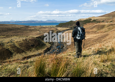 Un marcheur admire la vue sur le Sound of Sleat à Skye de Glen, Guiserein Knoydart Peninsula, région des Highlands, Ecosse, Royaume-Uni Banque D'Images