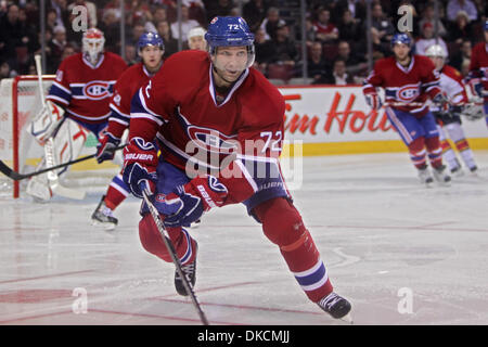 24 octobre 2011 - Montréal, Québec, Canada - Canadiens de Montreal avant Erik Cole(72) en deuxième période action pendant le match des Canadiens de Montréal contre les Panthers de la Floride au Centre Bell. Après deux périodes, les deux équipes sont à égalité à 1. (Crédit Image : © Philippe Champoux/Southcreek/ZUMAPRESS.com) Banque D'Images