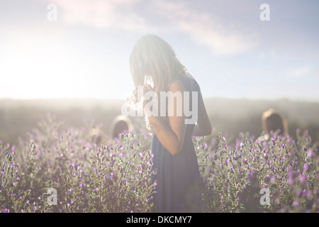 Girl standing on meadow Banque D'Images